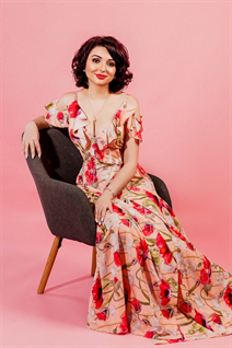 Mariée de london tatiana avec Brunette cheveux, âge 42