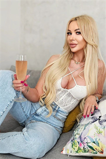 Mujer rumana hermosa mirabela de bucharest con pelo Rubio y 41 años