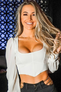 Femme brésilienne célibataire carolina de porto alegre avec Blond cheveux 26 ans