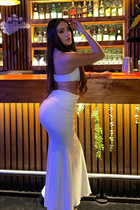 via del mar bride leon with Black hair age 22 photo-2