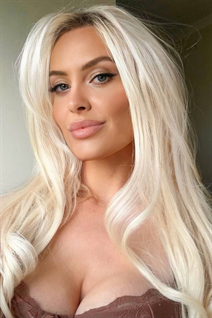 Pretty girl lilly from london with Blonde hair age 33