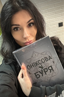 Chica en Ucrania anna de kyiv con pelo Marrón oscuro y edad 36