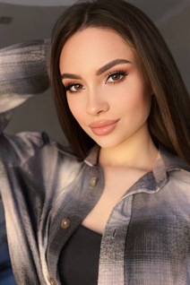 Femme ukrainienne pour sortir avec kateryna de kiev avec Chatain clairs cheveux, âge 20