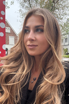 Mariée de amsterdam yuliia avec Chatain clairs cheveux, âge 37