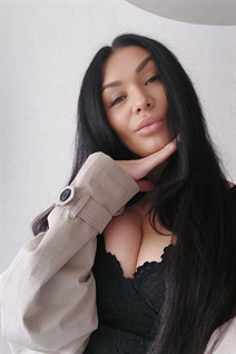 Modèle fille ukrainienne inna de kiev avec Noirs cheveux, âge 53