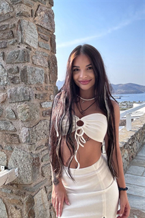 Deslumbrante novia ucraniana vlada de odessa con pelo Marrón oscuro y edad 25