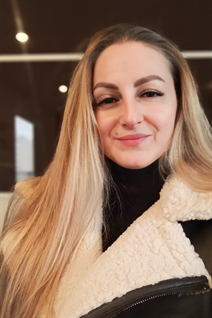 Mariée de krakow elena avec Chatain clairs cheveux, âge 43