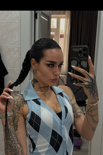Jolie fille alexandra de astana avec Noirs cheveux, âge 29