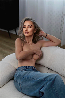 Chica bonita monica de krakow con pelo Rubio y edad 48