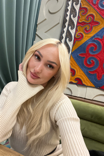 astana mariée larisa avec Blond cheveux, âge 33