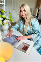 Jolie fille elena de monaco avec Blond cheveux, âge 44 photo-14