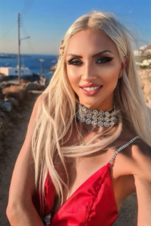 Novia de varna kristiana con pelo Rubio y edad 38