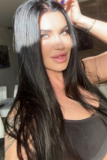 Belles femmes ukrainiennes elena de kiev aux cheveux Noirs, age 42