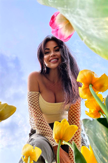 Novia de los angeles ekaterina con pelo Marrón oscuro y edad 39