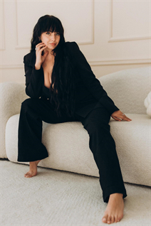 Dating a ukrainian woman galina from chernivtsi with Black hair age 28 photo-3