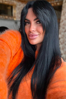 Mariée ukrainienne rehina de rivne avec Noirs cheveux, âge 39