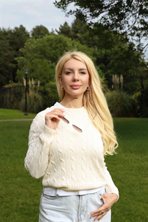 london mariée tatiana avec Blond cheveux, âge 50
