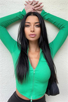 Novia de paris filoni con pelo Marrón oscuro y edad 27 photo-1