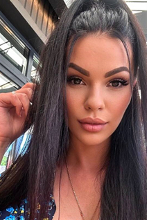 Dame d'Ukraine julia de dnepr avec Noirs cheveux, âge 33