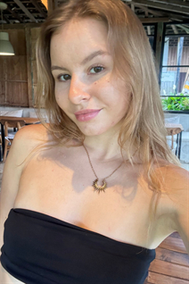 Fille de bali diana aux cheveux Blond, age 26