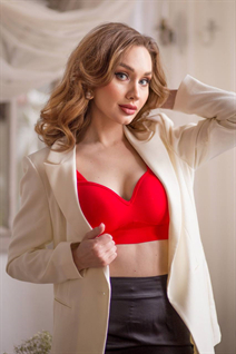 Belle femme ukrainienne célibataire yulia de kiev avec Chatain clairs cheveux, âge 34