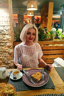 Chica ucraniana bonita yana de kyiv con pelo Rubio y edad 44