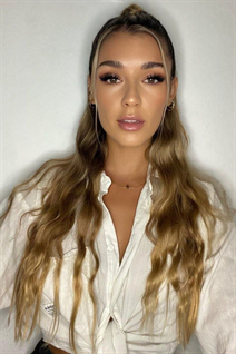 Mujer argentina mayra de buenos aires con pelo Marrón claro y 34 años