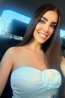 Linda dama ucraniana maria de kharkov con pelo Marrón oscuro y edad 22