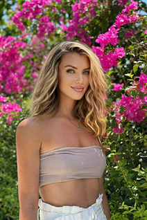 Chica de jurmala alla con pelo Rubio y edad 41