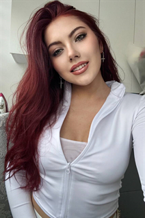 Femme parfaite olesya de paris avec Chatain clairs cheveux, âge 18