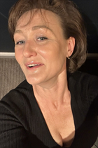 Chica bonita olena de london con pelo Marrón claro y edad 47