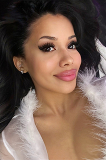 Femme parfaite daniella de helsinki avec Noirs cheveux, âge 29