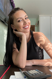 Dame d'Ukraine ekaterina de uzhgorod avec Noirs cheveux, âge 40