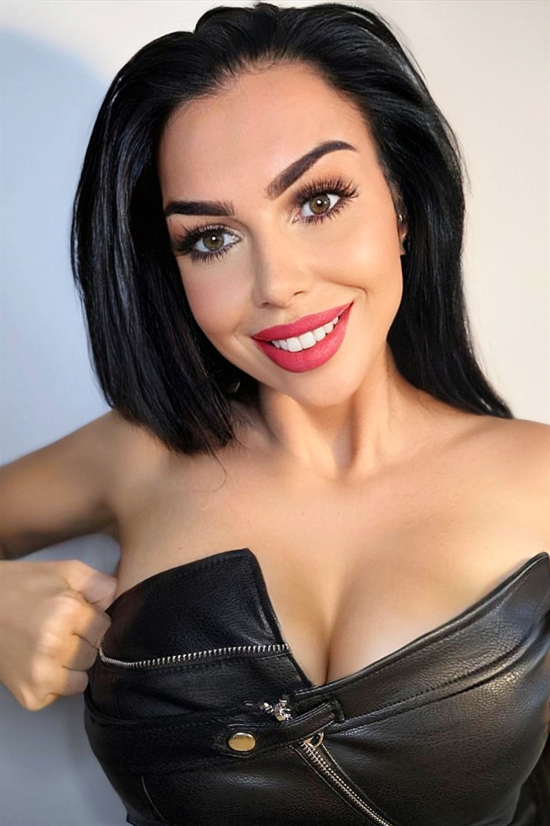 Wonderful Anna (37 y.o.) from Zurich with Black hair - ID 407153