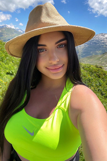 Femme ukrainienne anna de lviv avec Noirs cheveux, âge 32