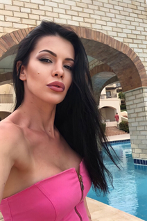 Belle fille ukrainienne daryna de kiev avec Noirs cheveux, âge 39