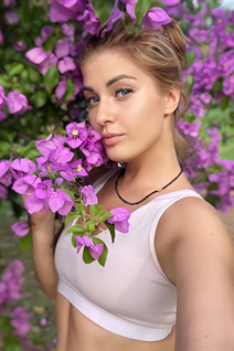 Meet girl online yana from los angeles with Light Brown hair age 32