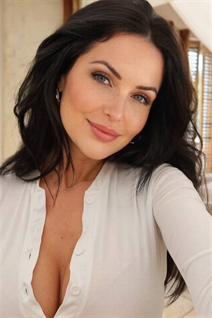 Dating a german woman yulia from berlin with Dark Brown hair 45 years old