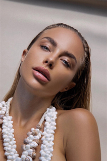 International bride julia from jakarta with Blonde hair age 32