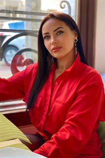 Jolie fille ukrainienne kateryna de odessa avec Brunette cheveux, âge 41