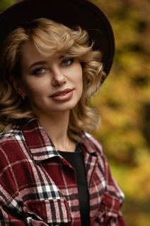 Dame d'Ukraine olga de kyiv avec Blond cheveux, âge 36