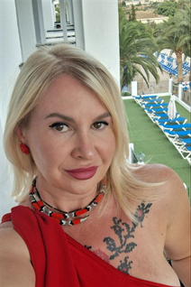 Mariée de dublin oksana avec Blond cheveux, âge 44