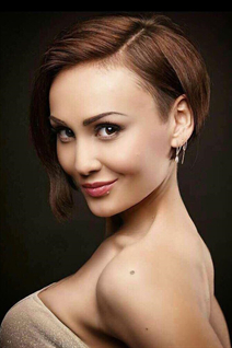 Hermosa esposa de Ucrania natalia de kiev con pelo Marrón oscuro y edad 40