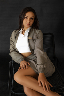 Meet Ukrainian girl diana from nikolaev with Dark Brown hair age 20