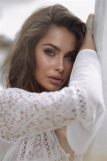 Novia de warsaw gabriella con pelo Marrón oscuro y edad 28