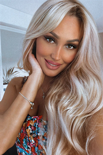 astana mariée larisa avec Blond cheveux, âge 32
