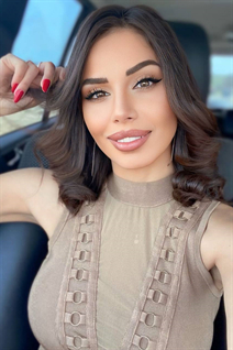 Femme roumaine alexandra de bucurest avec Brunette cheveux 35 ans