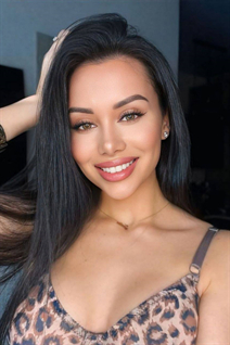 Jolie fille yulia de toronto avec Noirs cheveux, âge 32