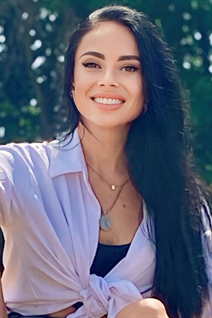 Femme parfaite elina de madrid avec Noirs cheveux, âge 36