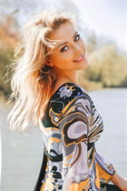 hull bride daina with Blonde hair age 42 photo-4